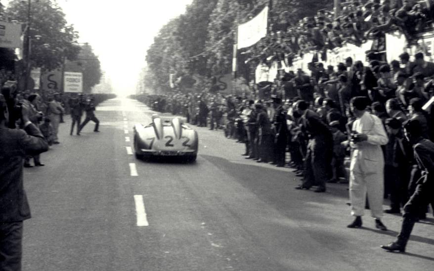 Stirling Moss’s Mercedes-Benz 300 with the number 722 with fans surrounding